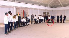 Pedro Sánchez ve al perro guía tumbado en La Moncloa durante su discurso y el comentario que suelta arrasa