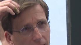 Una paloma deposita sus excrementos en la cabeza de José Luis Martínez Almeida