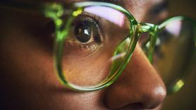 Los oftalmólogos coinciden: las gafas no hacen que los ojos se vuelvan dependientes ni aceleran la pérdida de visión, pero llevar menos graduación sí causa un daño real
