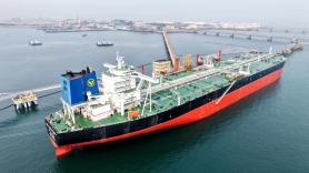 La empresa que sabe en tiempo real cuánto petróleo lleva cada barco bloqueado en el estrecho de Ormuz tiene 11.000 clientes y factura 300 millones al año: nadie la conoce