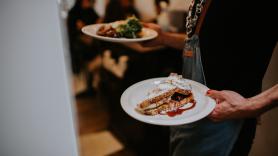 Un hostelero avisa: "Hay una cosa que los clientes hacen con la intención de ayudar, pero realmente no ayudan"