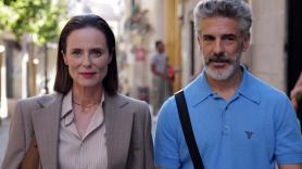 Almodóvar vuelve a retratarse en un doble 'alter ego' explorando el conflicto moral de 'vampirizar' historias en 'Amarga Navidad'