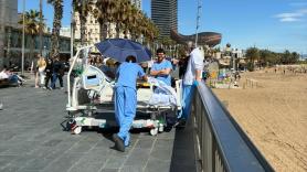 El humanizador programa que hay detrás de esta foto de un paciente del Hospital del Mar de Barcelona en el paseo marítimo