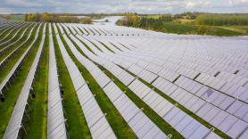 Dinamarca genera el 90% de su electricidad con renovables y su palabra del año es "campos de hierro": la rebelión rural contra los paneles solares que también está llegando a España