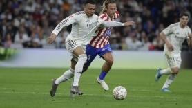 Real Madrid vence por 3-2 al Atlético de Madrid en un derbi liguero trepidante, lleno de alternativas y polémica