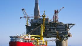 Rusia anuncia escoltas armadas para proteger su flota fantasma de petroleros tras el ataque de Ucrania con drones a uno de sus barcos