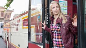 Un adolescente roba un autobús y conduce 150 kilómetros para llevar a su novia a la escuela