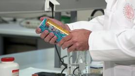 Un catedrático de bioquímica analiza una lata de bebida energética: tiene el equivalente a 15 sobres de azucarillo o todo el azúcar que deberías consumir en tres días seguidos