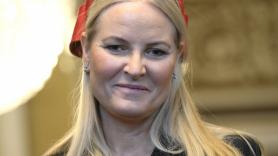 Mette-Marit de Noruega da la sorpresa ante sus primos, Felipe y Matilde de Bélgica, tras su entrevista y el gesto de Haakon