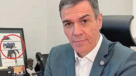 Muchos ponen el ojo en el cuadro que aparece justo detrás de Pedro Sánchez en su despacho