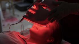 Las máscaras LED de luz roja cuestan hasta 350 euros pero los estudios que las respaldan no tienen grupo de control: así funciona el marketing que vende "linternitas a precio de oro"