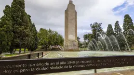 PP y Vox se oponen a la retirada de un monumento que rinde homenaje a los autores de la masacre de 'La Desbandá'
