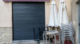 Recoge las mesas, apaga las luces del bar y aparecen dos clientes a última hora: "¿No me puedes poner nada?"