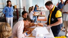 Cómo votar por correo en las elecciones andaluzas: estos son los plazos para los comicios del 17 de mayo