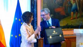 Lo que dice Arcadi España al recibir la cartera de ministro de Hacienda provoca la carcajada de María Jesús Montero