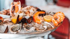 Piden ostras, gambas y pescado fresco, llega una cuenta de 387,50 euros y usan la estafa del cigarro y el bolso