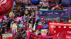 Londres se une contra la ultraderecha: decenas de miles de manifestantes recorren las calles en una protesta masiva contra la extrema derecha