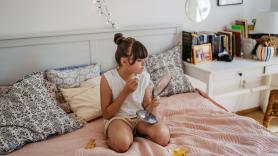 Los dermatólogos coinciden: las niñas no necesitan cremas antiedad y la "cosmeticorexia" que se propaga en TikTok puede crear ansiedad por la piel que dura toda la vida