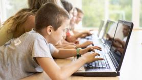 Los investigadores y la UNESCO coinciden: tras décadas y miles de millones en Chromebooks e iPads para colegios, los estudios no han encontrado mejora en los resultados académicos ni en las tasas de graduación