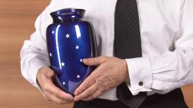 China prohíbe los "pisos de cenizas": familias que guardan los restos de sus muertos en apartamentos vacíos porque un entierro cuesta el 45% del salario anual medio