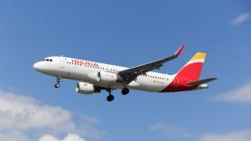 Iberia pacta con los sindicatos un ERE voluntario para 996 empleados, con prejubilaciones y las bajas incentivadas