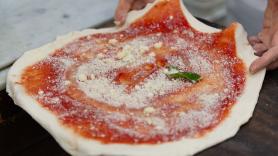 Los pizzaiolos napolitanos coinciden: la única verdad de la masa auténtica es que nunca lleva aceite ni azúcar, y hay más de 8.000 pizzerías en Nápoles que lo respetan