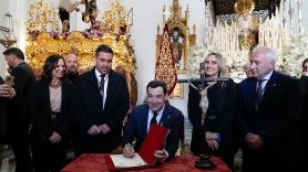 Juanma Moreno visita una hermandad de Granada y deja un mensaje que está llamando mucho la atención por varios detalles