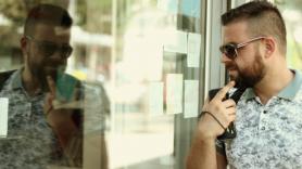 Daniel Hakimi, abogado y experto en moda: "Cuanto más pobres nos volvemos, más obsesionados estamos con la estética de la riqueza"