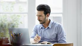 Va a la oficina y su jefe le dice que no puede trabajar "tan contento": años después, le manda un contundente mensaje