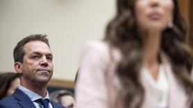 El marido de Kristi Noem, en la diana: filtradas fotos travestido y mensajes sexuales a mujeres