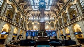 El Ibex 35 abre con un rebote del 2,8% y supera los 17.500 puntos, impulsado por la bajada del petróleo a los 100 dólares