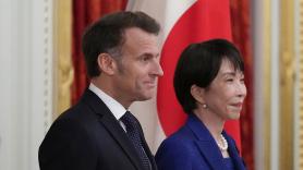 El saludo entre Emmanuel Macron y la primera ministra de Japón que está dando la vuelta al mundo