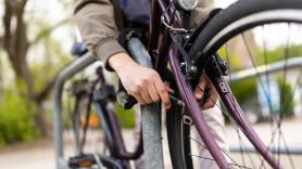 Un mecánico de bicicletas robaba baterías de bicis eléctricas "por la emoción" en su día libre: le pillaron con un GPS oculto en una batería cebo