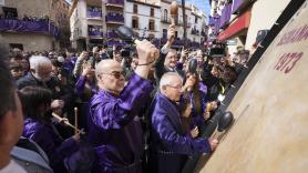 Antonio Resines se adelanta al protagonizar la Rompida de la Hora de Calanda en un Viernes Santo multitudinario