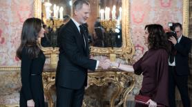 Los reyes y sus hijas van a una procesión de Semana Santa en Carabanchel y casi todo el mundo se está acordando de Ayuso