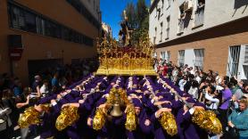 Un historiador ve estos 36 segundos de un joven en la Semana Santa de Málaga y firma la reacción más difundida