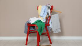 Un psicólogo del comportamiento explica por qué los que apilan ropa en la silla antes de irse a dormir son más creativos y optimistas que los que lo guardan todo