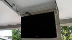 "No teníamos ni idea de que existiera": Un propietario encuentra un televisor en el techo de su propia casa 17 años después de comprarla