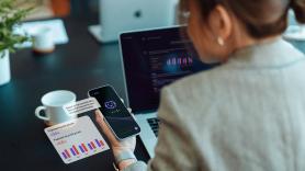 Erik Brynjolfsson, economista de Stanford, compara la resistencia a la IA en el trabajo con los obreros que destruyeron telares en la Revolución Industrial: "La única manera es construir confianza"