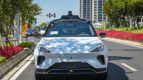 Más de 100 taxis autónomos se detienen de golpe en Wuhan en plena autovía y dejan a sus pasajeros atrapados en el carril central con el tráfico pasando a ambos lados