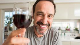 Omar Corral, enólogo, revela sus secretos a la hora de elegir un vino en España: "¿Te fijas en esto cuando eliges una botella?"