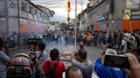 Queman un muñeco de Trump en plena Semana Santa en Venezuela y el mensaje que llevaba no pasa desapercibido