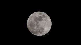 Un geólogo que lleva 40 años estudiando la Luna señala el tesoro que justifica la base de la NASA: helio-3, abundante allí y rarísimo en la Tierra