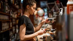 Una joven de 30 años deja su carrera soñada para volver a hacer cafés: "Es de las mejores decisiones que he tomado"
