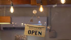 El cartel que cuelgan en un bar sobre el consumo mínimo tiene a muchos indignados: lo de la cerveza más