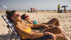 Náuseas, hipertensión o cambios en los lunares: los dermatólogos advierten sobre los riesgos de los 'sprays' nasales para acelerar el bronceado