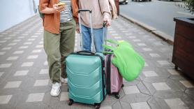 "Somos el barrio con el centro de salud más alejado y estamos en el centro: nos prometieron convivencia pero todo está pensado para los turistas": los vecinos de Cimavilla estallan contra la gentrificación