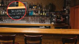 El cartel que cuelgan en un bar sobre el consumo mínimo tiene a muchos indignados: lo de la cerveza más