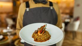 Una camarera cuenta algo que ha visto hacer en las cocinas de los restaurantes y, si lo escuchas, quizá se te quiten las ganas de comer fuera