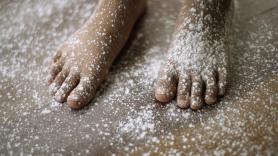 Manu Vidal, podólogo: "Lo normal es echarse polvos de talco en los pies, pero es posiblemente cancerígeno, ahora hay sustitutos"